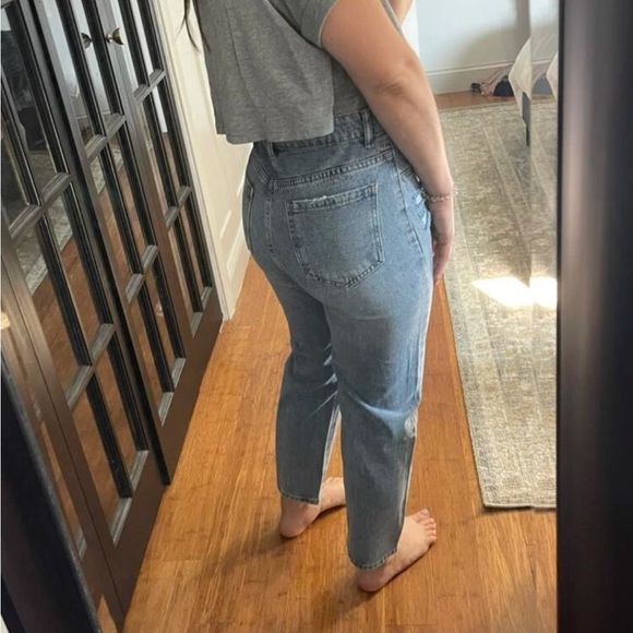 Ripped Frayed Hem Mom Jeans light wash color - Picture 9 of 10